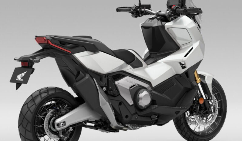 
								Honda X-ADV 750 complet									